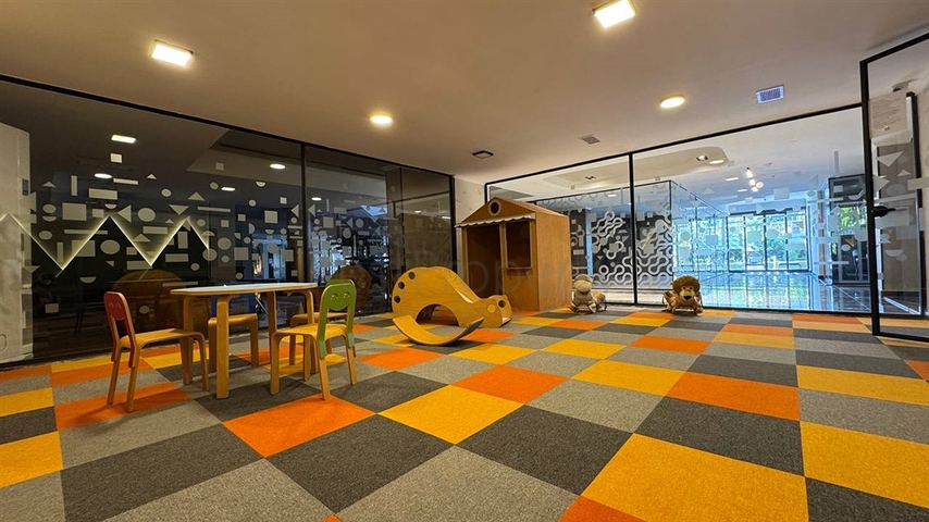 بالاقساط - شقق بتصاميم متنوعة -مجمع بتصميم انيق - في مركز الانيا