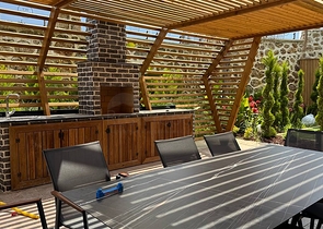 بالاقساط - شقق بتصاميم متنوعة -مجمع بتصميم انيق - في مركز الانيا