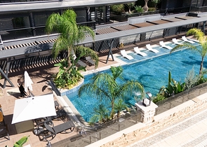 بالاقساط - شقق بتصاميم متنوعة -مجمع بتصميم انيق - في مركز الانيا