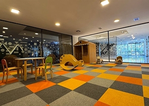 بالاقساط - شقق بتصاميم متنوعة -مجمع بتصميم انيق - في مركز الانيا