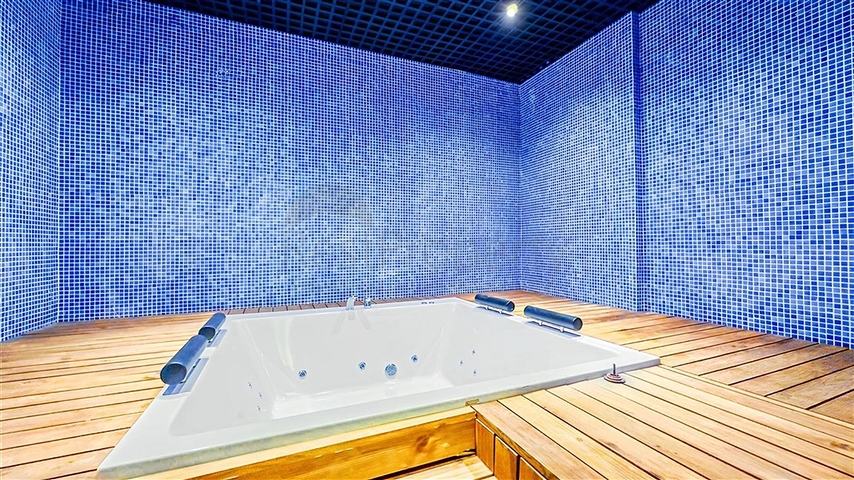 اطلالة بحر - مجمع فاخر قيد الانشاء -بالتقسيط - في مركز الانيا 