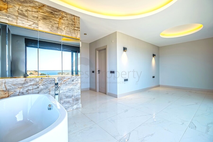 فلل فاخرة باطلالة بحرية في الانيا 