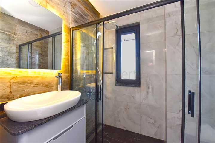 فلل فاخرة باطلالة بحرية في الانيا 