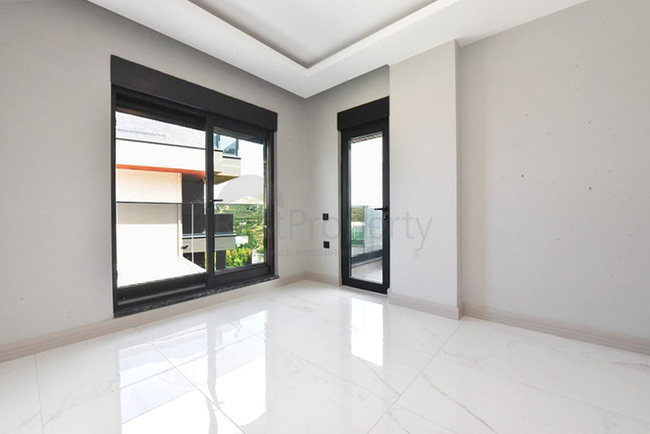 فلل فاخرة باطلالة بحرية في الانيا 