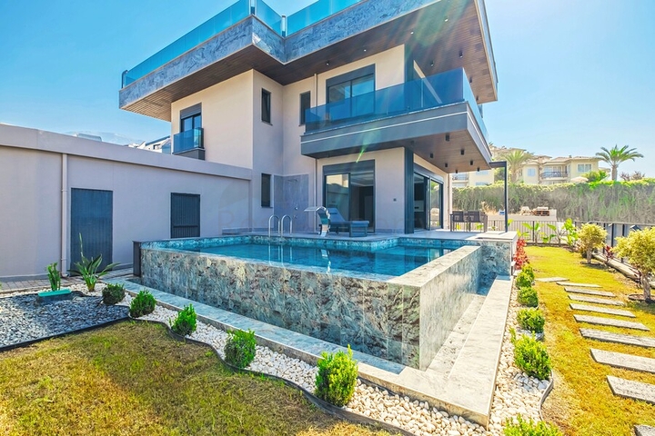 فلل فاخرة باطلالة بحرية في الانيا 