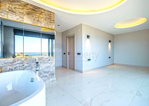 فلل فاخرة باطلالة بحرية في الانيا 