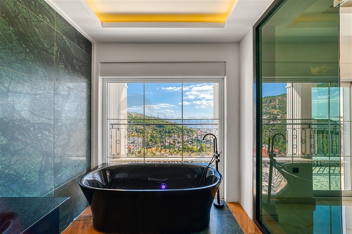 اطلالة بحر وقلعة -فيلا فاخرة في مركز الانيا 