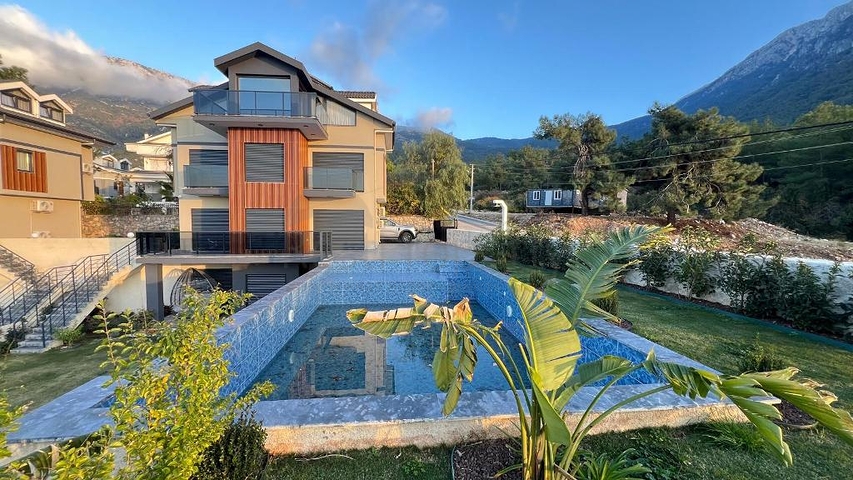 فيلا جديدة 4 + 1 في منطقة فتحية 