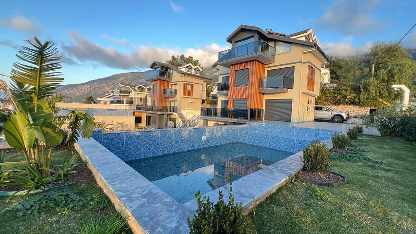 فيلا جديدة 4 + 1 في منطقة فتحية 