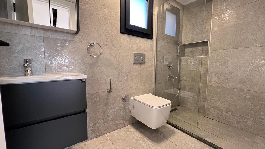 فيلا جديدة 4 + 1 في منطقة فتحية 