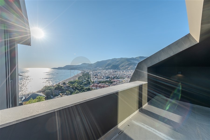 مجمع متميز عند سفح القلعة في ألانيا