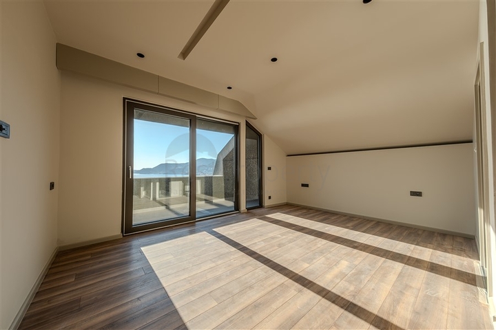 مجمع متميز عند سفح القلعة في ألانيا