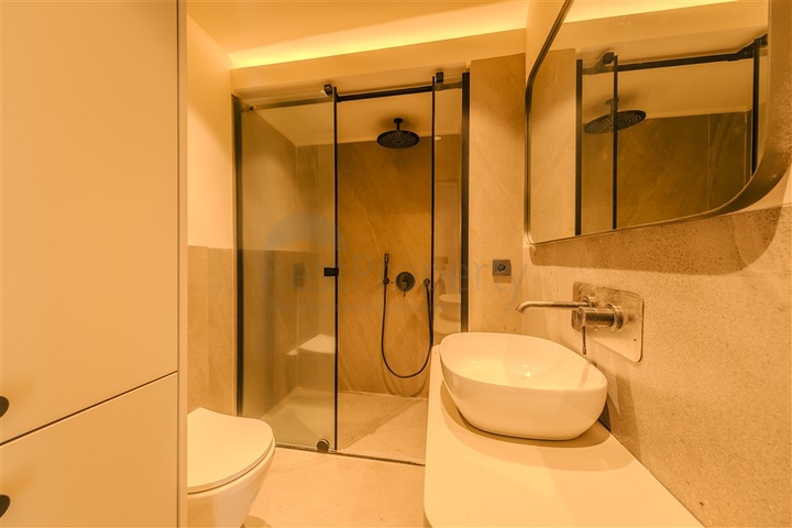 مجمع متميز عند سفح القلعة في ألانيا