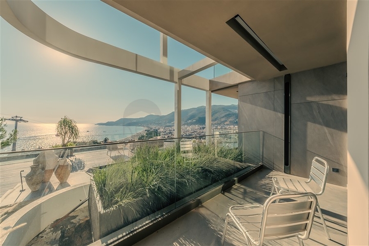 مجمع متميز عند سفح القلعة في ألانيا