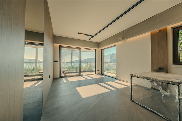 مجمع متميز عند سفح القلعة في ألانيا