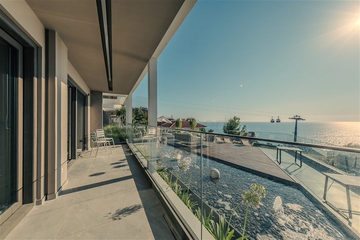 مجمع متميز عند سفح القلعة في ألانيا