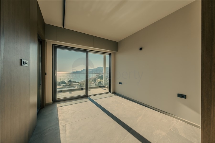 مجمع متميز عند سفح القلعة في ألانيا