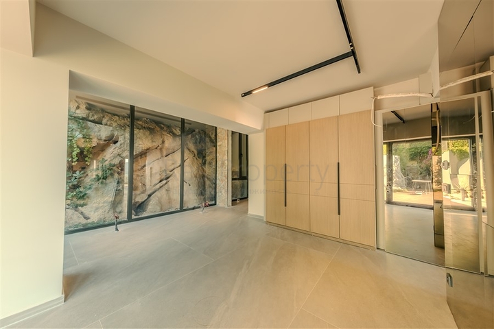 مجمع متميز عند سفح القلعة في ألانيا