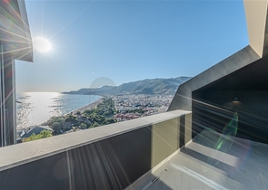 مجمع متميز عند سفح القلعة في ألانيا