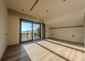 مجمع متميز عند سفح القلعة في ألانيا