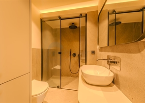 مجمع متميز عند سفح القلعة في ألانيا