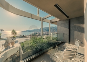 مجمع متميز عند سفح القلعة في ألانيا