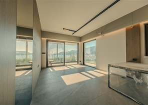 مجمع متميز عند سفح القلعة في ألانيا