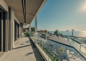 مجمع متميز عند سفح القلعة في ألانيا