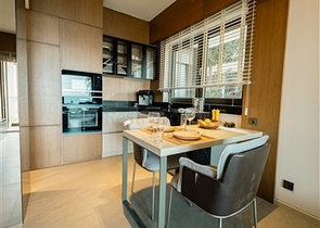 مجمع متميز عند سفح القلعة في ألانيا