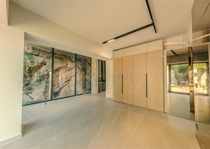 مجمع متميز عند سفح القلعة في ألانيا