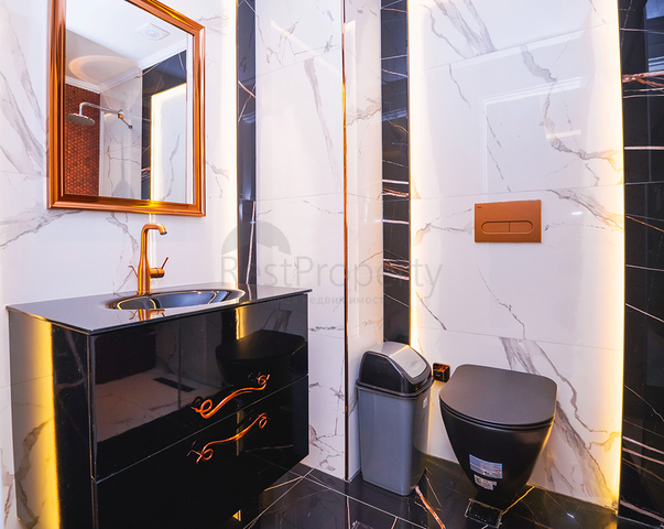 شقة في مجمع متميز على السطر الأول 