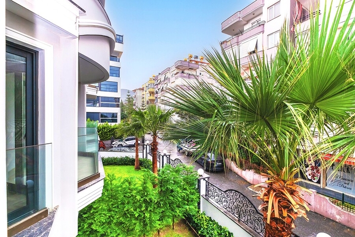 شقة في مجمع متميز على السطر الأول 