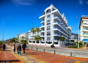 شقة في مجمع متميز على السطر الأول 