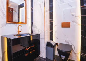 شقة في مجمع متميز على السطر الأول 