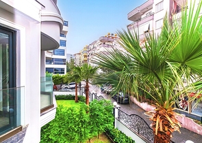 شقة في مجمع متميز على السطر الأول 