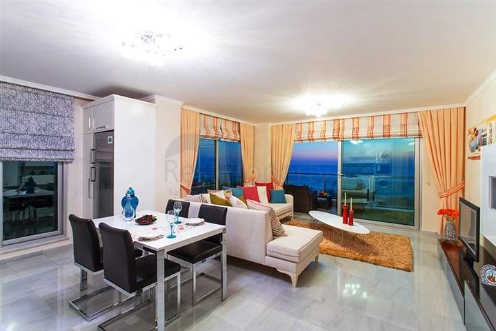 مجمع سكني على الطراز الحديث الذي يقع مباشرة على ساحل البحر الأبيض المتوسط في منطقة كارجي جاك – ألانيا