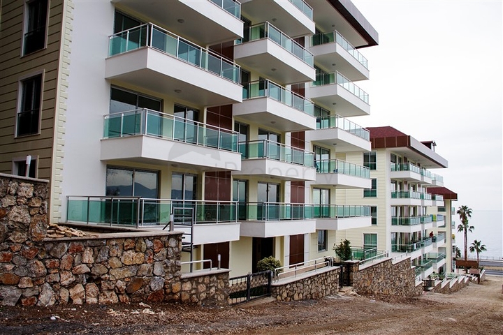 مجمع سكني على الطراز الحديث الذي يقع مباشرة على ساحل البحر الأبيض المتوسط في منطقة كارجي جاك – ألانيا