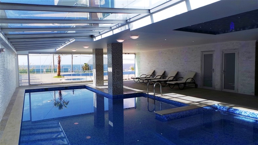 مجمع سكني على الطراز الحديث الذي يقع مباشرة على ساحل البحر الأبيض المتوسط في منطقة كارجي جاك – ألانيا