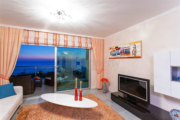 مجمع سكني على الطراز الحديث الذي يقع مباشرة على ساحل البحر الأبيض المتوسط في منطقة كارجي جاك – ألانيا