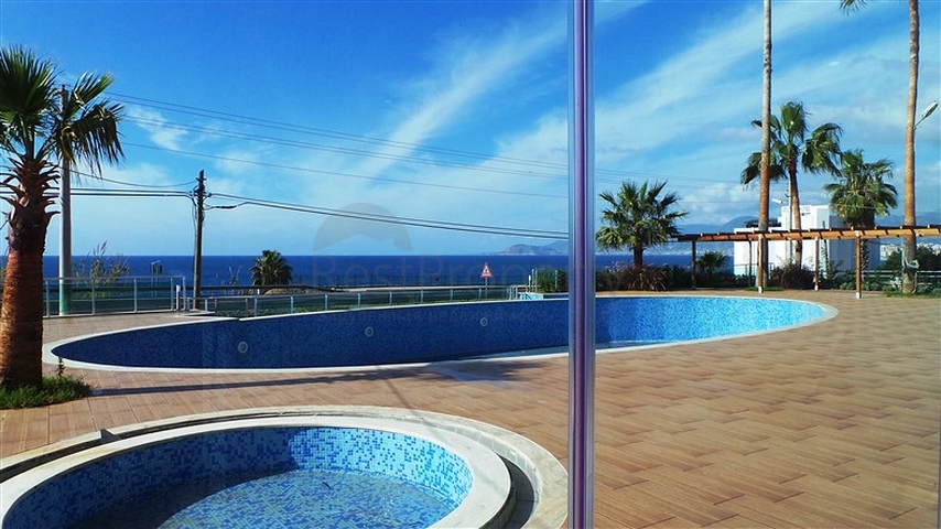 مجمع سكني على الطراز الحديث الذي يقع مباشرة على ساحل البحر الأبيض المتوسط في منطقة كارجي جاك – ألانيا