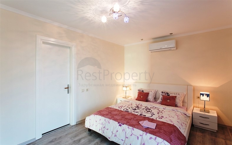 مجمع سكني على الطراز الحديث الذي يقع مباشرة على ساحل البحر الأبيض المتوسط في منطقة كارجي جاك – ألانيا