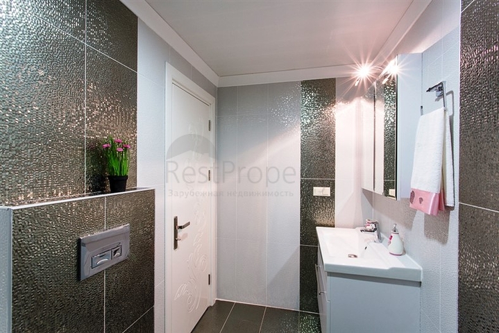 مجمع سكني على الطراز الحديث الذي يقع مباشرة على ساحل البحر الأبيض المتوسط في منطقة كارجي جاك – ألانيا