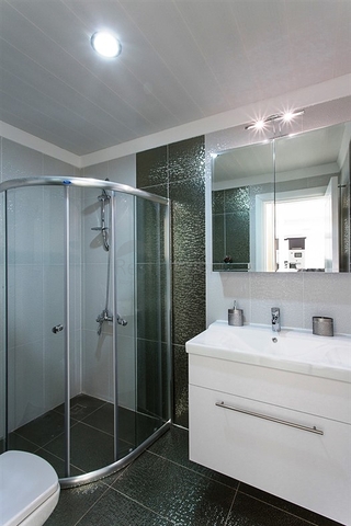 مجمع سكني على الطراز الحديث الذي يقع مباشرة على ساحل البحر الأبيض المتوسط في منطقة كارجي جاك – ألانيا