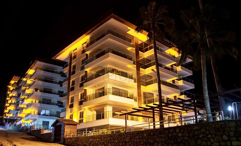 مجمع سكني على الطراز الحديث الذي يقع مباشرة على ساحل البحر الأبيض المتوسط في منطقة كارجي جاك – ألانيا