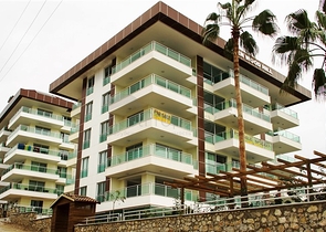 مجمع سكني على الطراز الحديث الذي يقع مباشرة على ساحل البحر الأبيض المتوسط في منطقة كارجي جاك – ألانيا