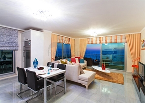 مجمع سكني على الطراز الحديث الذي يقع مباشرة على ساحل البحر الأبيض المتوسط في منطقة كارجي جاك – ألانيا