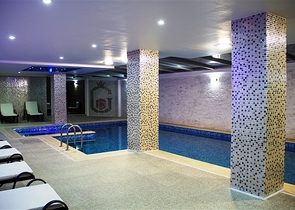 مجمع سكني على الطراز الحديث الذي يقع مباشرة على ساحل البحر الأبيض المتوسط في منطقة كارجي جاك – ألانيا