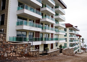 مجمع سكني على الطراز الحديث الذي يقع مباشرة على ساحل البحر الأبيض المتوسط في منطقة كارجي جاك – ألانيا