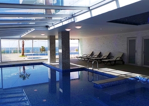 مجمع سكني على الطراز الحديث الذي يقع مباشرة على ساحل البحر الأبيض المتوسط في منطقة كارجي جاك – ألانيا