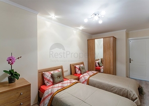 مجمع سكني على الطراز الحديث الذي يقع مباشرة على ساحل البحر الأبيض المتوسط في منطقة كارجي جاك – ألانيا